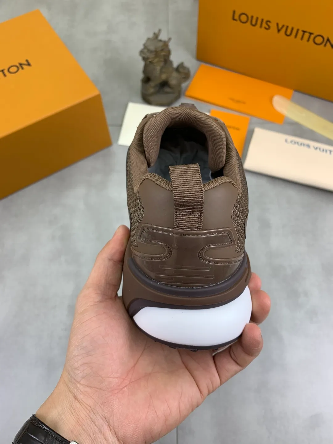 Men's Men's Shoes💰P740 New High Version LV Louis Vuitton L Jialu Brand Runner Tatic Series Thick Sole Casual Sports Shoes Running Shoes Original Purchase Development Production This LV Runner Tatic sports shoe combines technical materials such as mesh fabric and ribbons to interpret the inspiration of traditional mountaineering shoes. LV letters are written on one side, the lariat buckle of the quick lacing system is embellished with Monogram flowers and Louis Vuitton logos, and the light and wear-resistant rubber outsole completes the whole package. The delivery counter is beautifully packaged🛍📦 ▪️Fabrics: Original imported custom technical fabric + mesh ▪️Inner lining: Original customized breathable mesh ▪️Sole: Original open-molded anti-slip rubber combination material ▪️Sole thickness: 4CM ▪️Size: Men's 39-44 (38 45 (customized)